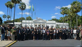 Delegados do Piauí protestam em frente ao Palácio de Karnak