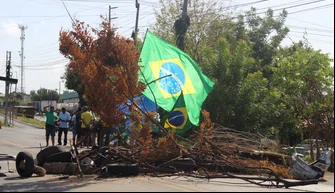 Manifestantes interditam trecho da BR-316 na zona Sul de Teresina