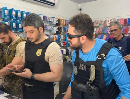 Polícia deflagra operação e interdita 9 lojas de celulares em Teresina