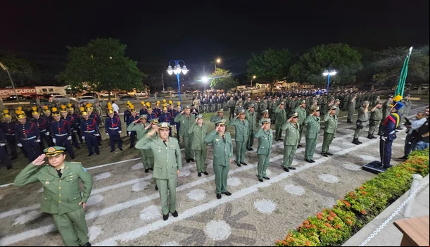 PMPI promove oficiais e homenageia civis em evento do Dia da Bandeira