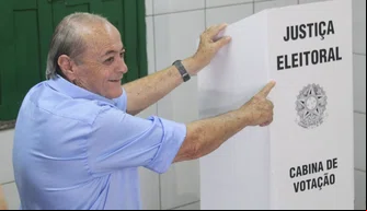 O candidato Sílvio Mendes votou na manhã desse domingo (06)