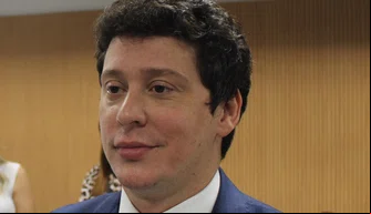Victor Linhares, secretário