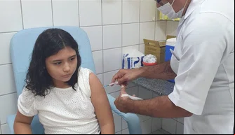 Criança recebendo a segunda dose da vacina contra a dengue