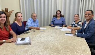 Prefeito Silvio Mendes em reunião com a equipe da Semec