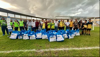Secepi entrega kits esportivos do Projeto Geração para escolinhas de futebol