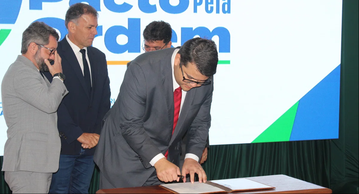 Secretário Chico Lucas assina Pacto pela Ordem