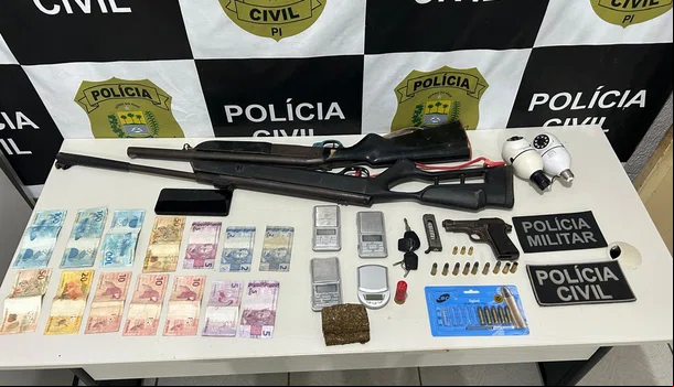 Armas, drogas e dinheiro apreendidos